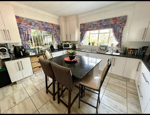 3 BEDROOM HOUSE FOR SALE IN SILVERFIELDS